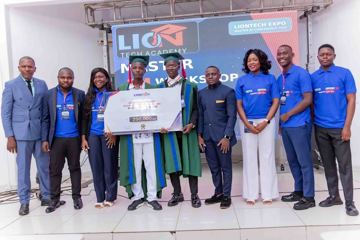 LionTech team members and participants presenting a 250,000 FCFA startup award cheque